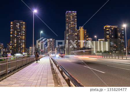 《東京都》佃大橋《東京都》佃大橋とタワーマンションの夜景とタワーマンションの夜景 135820477