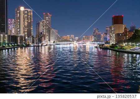 《東京都》東京ベイエリア・タワーマンションの夜景 135820537