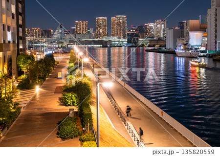 《東京都》東京ベイエリア・タワーマンションの夜景 《東京都》東京ベイエリア・タワーマンションの夜景 135820559