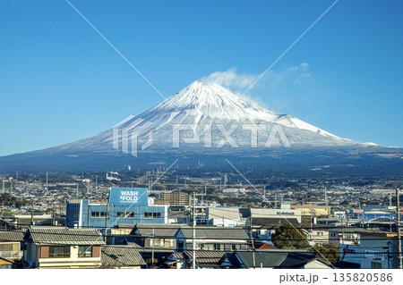 東海道新幹線の車内から眺める富士山と富士市の街並み 東海道新幹線の車内から眺める富士山と富士市の街並み 135820586