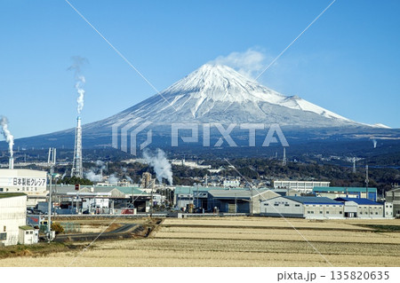 東海道新幹線の車内から眺める冬の富士山と製紙工場群 135820635