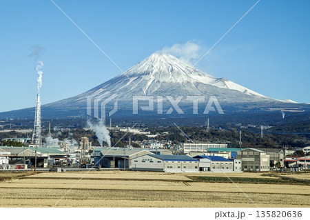 東海道新幹線の車内から眺める冬の富士山と製紙工場群 東海道新幹線の車内から眺める冬の富士山と製紙工場群 135820636