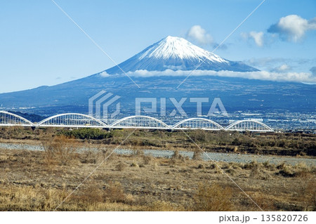 東海道新幹線の車内から眺める冬の富士山と富士川水管橋 東海道新幹線の車内から眺める冬の富士山と富士川水管橋 135820726