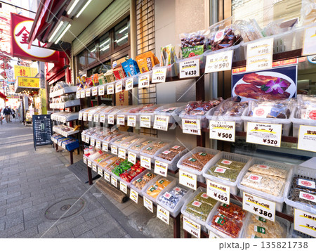 横浜中華街の食料品店 店頭に並ぶ中国の食材 神奈川県 横浜中華街の食料品店 店頭に並ぶ中国の食材 神奈川県 135821738