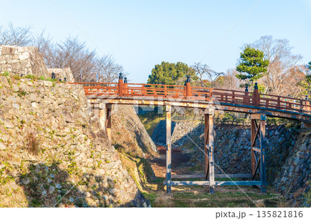 毘沙門曲輪から極楽橋を望む風景 135821816