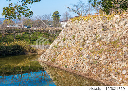 坤櫓跡のある石垣の日中の風景 135821839