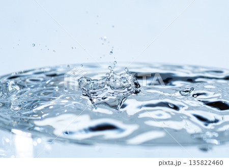 水しぶきのアクションショット 135822460