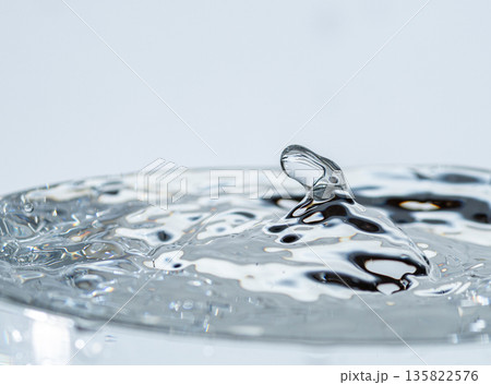 水しぶきのアクションショット 水しぶきのアクションショット 135822576