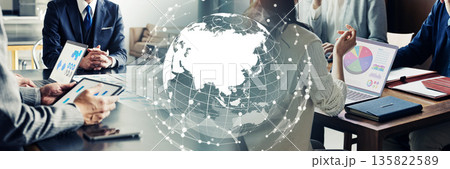 ビジネスシーンとグローバルネットワークのコンセプト　バナー・広告向け横長ビジュアル 135822589