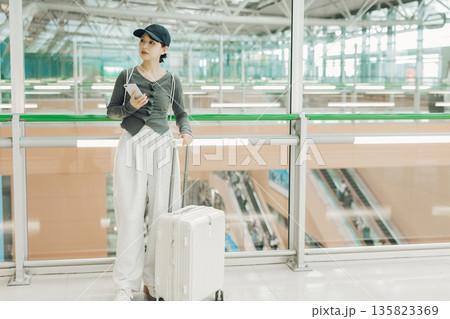 空港から旅に出る女性 「撮影協力:関西国際空港(KIX)」 空港から旅に出る女性 「撮影協力:関西国際空港(KIX)」 135823369
