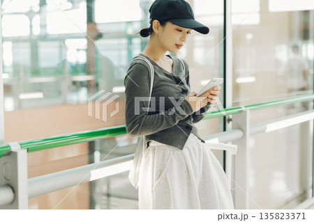 空港から旅に出る女性 「撮影協力:関西国際空港(KIX)」 空港から旅に出る女性 「撮影協力:関西国際空港(KIX)」 135823371