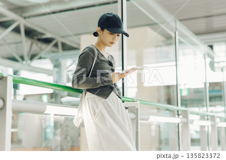 空港から旅に出る女性　「撮影協力：関西国際空港（KIX）」 135823372