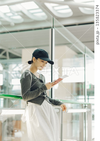 空港から旅に出る女性　「撮影協力：関西国際空港（KIX）」 135823374