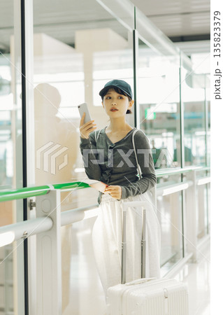 空港から旅に出る女性 「撮影協力:関西国際空港(KIX)」 空港から旅に出る女性 「撮影協力:関西国際空港(KIX)」 135823379
