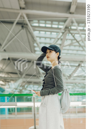 空港から旅に出る女性 「撮影協力:関西国際空港(KIX)」 空港から旅に出る女性 「撮影協力:関西国際空港(KIX)」 135823390