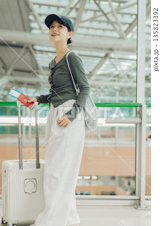 空港から旅に出る女性 「撮影協力:関西国際空港(KIX)」 空港から旅に出る女性 「撮影協力:関西国際空港(KIX)」 135823392