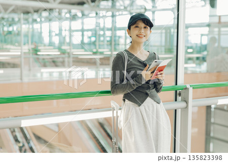 空港から旅に出る女性　「撮影協力：関西国際空港（KIX）」 135823398