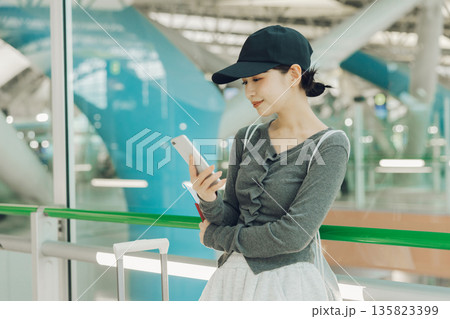 空港から旅に出る女性　「撮影協力：関西国際空港（KIX）」 135823399