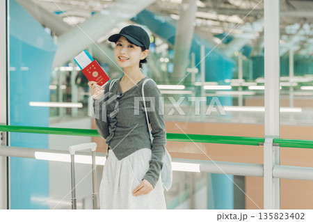 空港から旅に出る女性　「撮影協力：関西国際空港（KIX）」 135823402