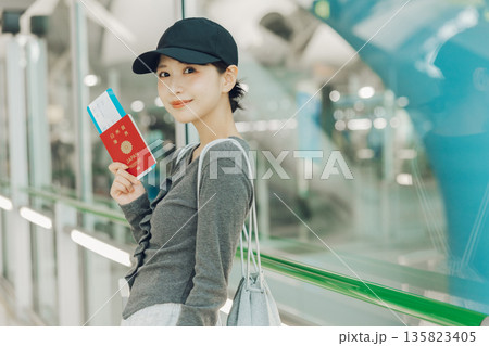 空港から旅に出る女性 「撮影協力:関西国際空港(KIX)」 空港から旅に出る女性 「撮影協力:関西国際空港(KIX)」 135823405