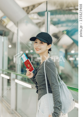 空港から旅に出る女性　「撮影協力：関西国際空港（KIX）」 135823408