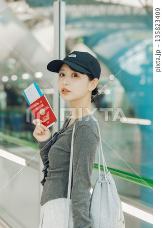 空港から旅に出る女性　「撮影協力：関西国際空港（KIX）」 135823409