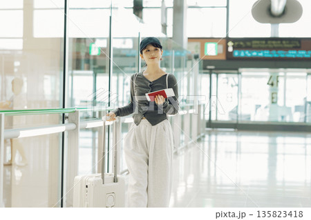 空港から旅に出る女性　「撮影協力：関西国際空港（KIX）」 135823418