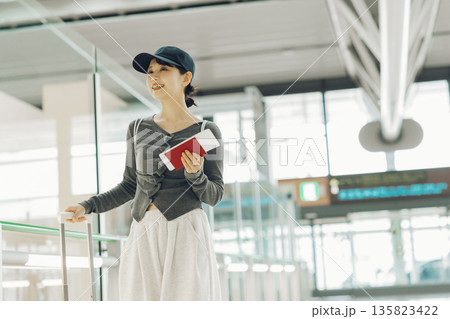 空港から旅に出る女性 「撮影協力:関西国際空港(KIX)」 空港から旅に出る女性 「撮影協力:関西国際空港(KIX)」 135823422