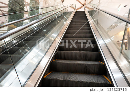エスカレーター エレベータ 階段 135823716