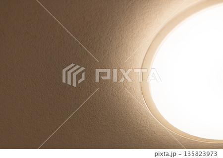 室内の照明 135823973