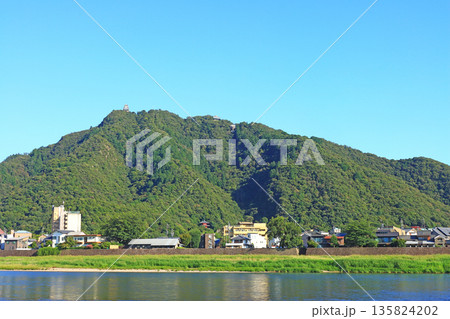 岐阜県岐阜市、長良川と金華山の風景 135824202