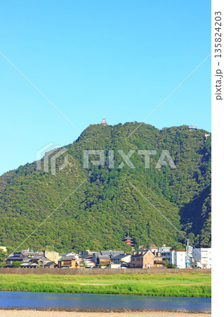 岐阜県岐阜市、長良川と金華山の風景 岐阜県岐阜市、長良川と金華山の風景 135824203