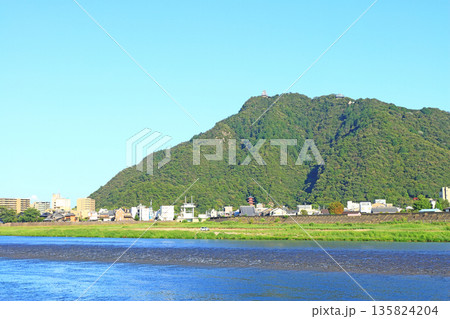 岐阜県岐阜市、長良川と金華山の風景 岐阜県岐阜市、長良川と金華山の風景 135824204