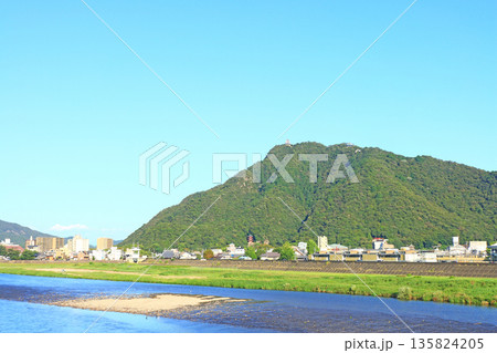 岐阜県岐阜市、長良川と金華山の風景 岐阜県岐阜市、長良川と金華山の風景 135824205