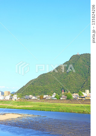 岐阜県岐阜市、長良川と金華山の風景 岐阜県岐阜市、長良川と金華山の風景 135824206