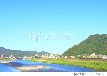 岐阜県岐阜市、長良川と金華山の風景 岐阜県岐阜市、長良川と金華山の風景 135824207