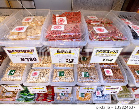 横浜中華街　店頭に並ぶ中国の食材　神奈川県 135824637