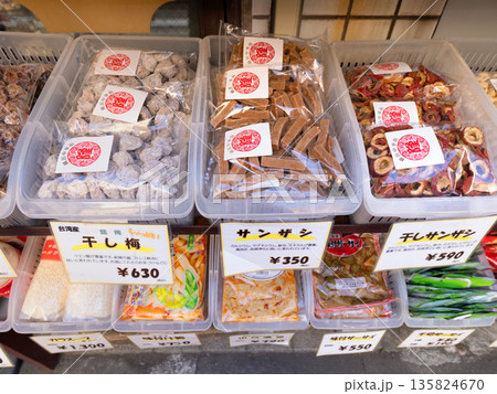 横浜中華街　店頭に並ぶ中国の食材　神奈川県 135824670