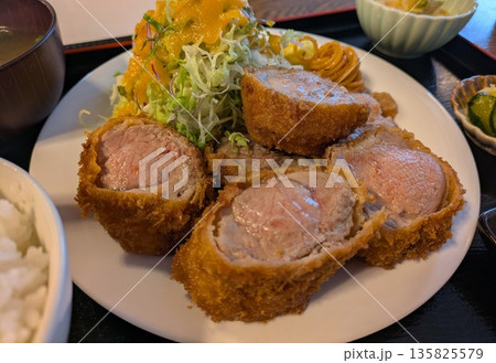 ボリューム満点のヒレカツ定食 135825579