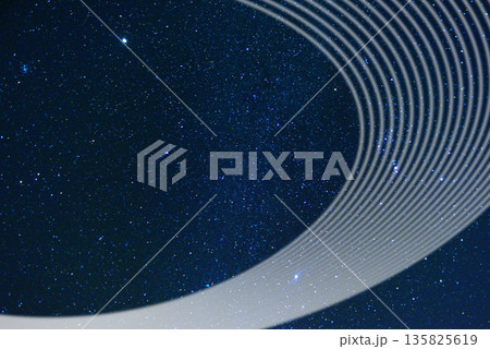 銀河に曲線の光　合成 135825619