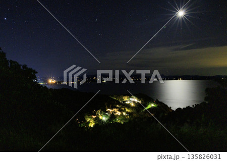 夜のバイロンベイの高台から望む星空と海の風景 135826031
