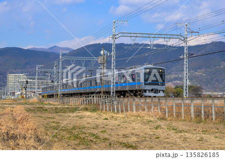 足柄の山並みを背に冬の田園地帯を走る小田急3000形電車 足柄の山並みを背に冬の田園地帯を走る小田急3000形電車 135826185
