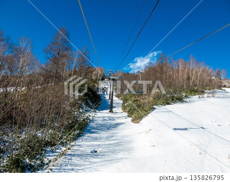 雪不足のスキー場 雪不足のスキー場 135826795