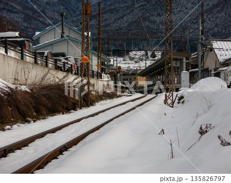 雪の湯田中駅 135826797