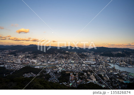 夕暮れの長崎 135826874
