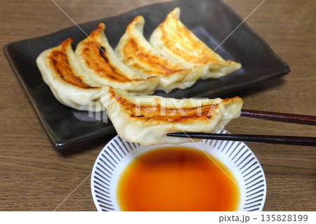 熱々の焼き餃子 135828199