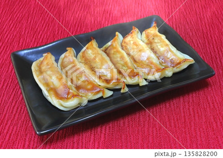 熱々の焼き餃子 熱々の焼き餃子 135828200