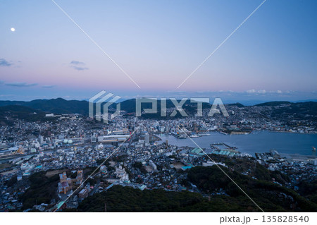 夕暮れの長崎 135828540