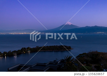 西伊豆大瀬崎から夜明けの富士山 135828657