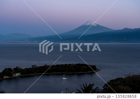 西伊豆大瀬崎から夜明けの富士山 西伊豆大瀬崎から夜明けの富士山 135828658